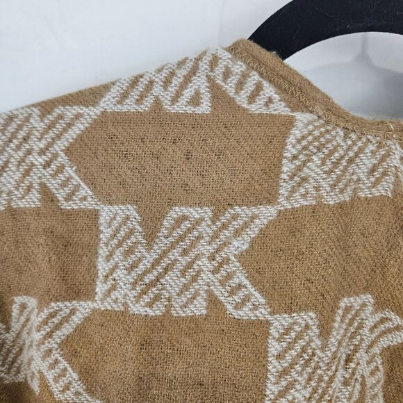 Vintage-Style Beige & White Geometric Knit Shawl Wrap - Picture 6 of 9